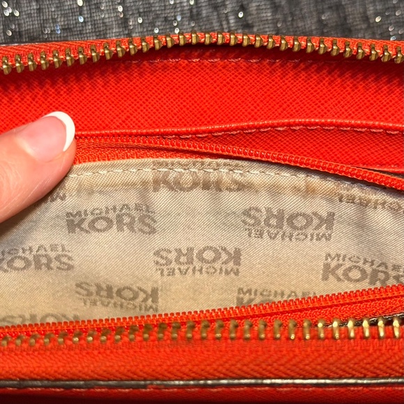 🔥 𝐌𝐢𝐜𝐡𝐚𝐞𝐥 𝐊𝐨𝐫𝐬 Red Saffiano Leather Zip-Around Wallet 🔥 - Picture 4 of 8